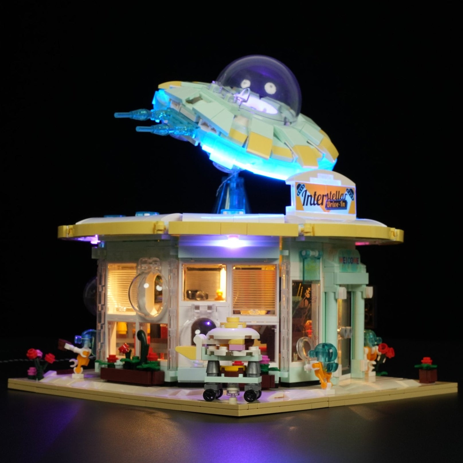 Lumibricks Interstellar Drive-In L9104 – Retro Sci-Fi Diner
